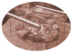 In gem�tlicher Runde um ein Lagerfeuer sitzen